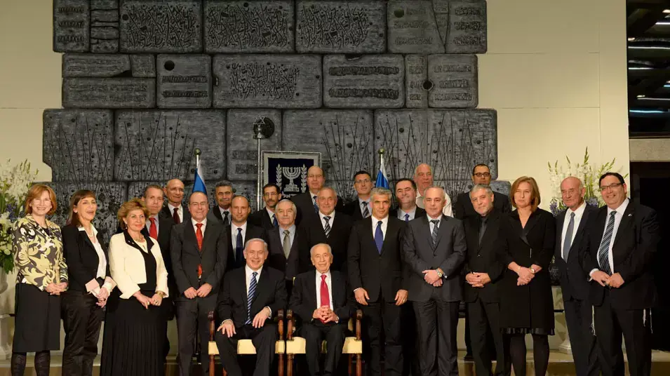 התמונה המסורתית של חברי הממשלה ה-33 בבית הנשיא, 18 במרץ 2013