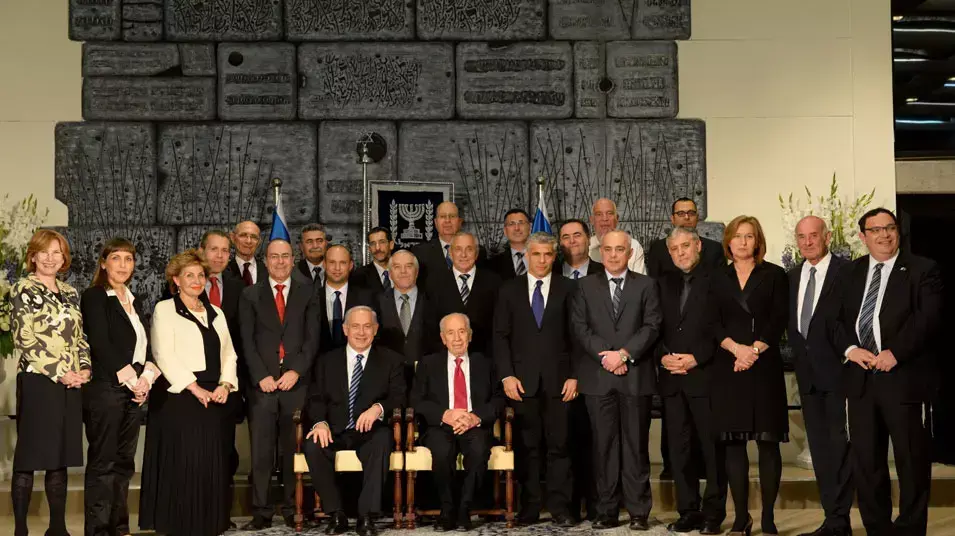 [23:20:06] אלעד סלם: נושא: התמונה המסורתית של חברי הממשלה ה-33 בבית הנשיא, 18 במרץ 2013