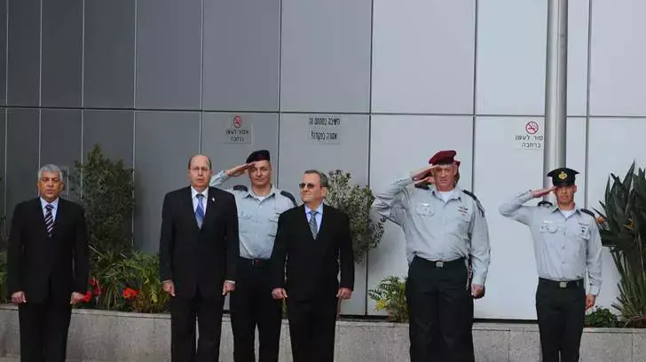 טקס חילופי שרים במשרד הביטחון: שר הביטחון היוצא אהוד ברק ,שר הביטחון הנכנס בוגי יעלון והרמטכ"ל בני גנץ, מרץ 2013