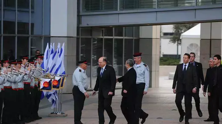 טקס חילופי שרים במשרד הביטחון: שר הביטחון היוצא אהוד ברק ,שר הביטחון הנכנס בוגי יעלון והרמטכ"ל בני גנץ, מרץ 2013