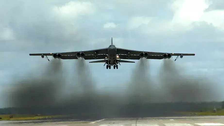 מפציץ גרעיני מדגם B-52 של חיל האוויר האמריקני מפציץ גרעיני מדגם B-52 של חיל האוויר האמריקני