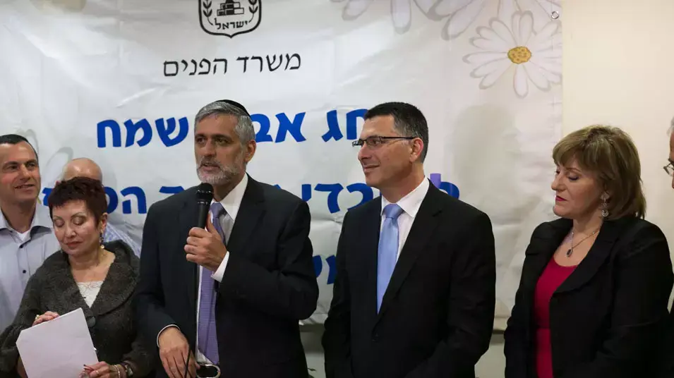 חילופי שרים במשרד הפנים השר היוצא אלי ישי והשר הנכנס גדעון סער, מרץ 2013