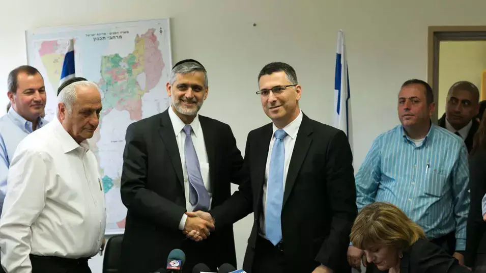 חילופי שרים במשרד הפנים השר היוצא אלי ישי והשר הנכנס גדעון סער, מרץ 2013 חילופי שרים במשרד הפנים השר היוצא אלי ישי והשר הנכנס גדעון סער, מרץ 2013