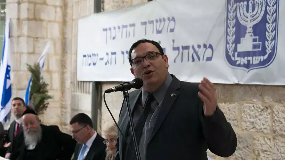 חילופי שרים במשרד החינוך: השר היוצא גדעון סער והנכנס שי פירון, מרץ 2013