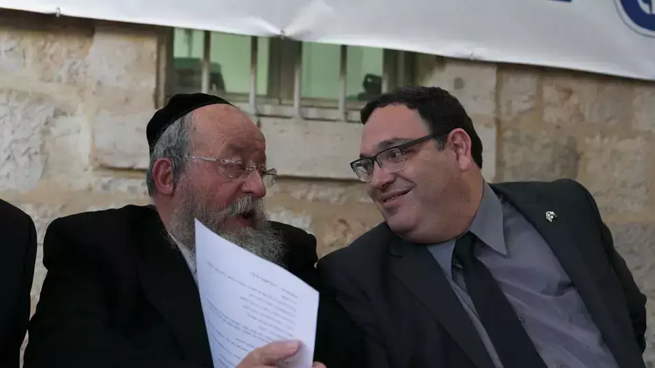 חילופי שרים במשרד החינוך: השר היוצא גדעון סער והנכנס שי פירון, מרץ 2013 חילופי שרים במשרד החינוך: השר היוצא גדעון סער והנכנס שי פירון, מרץ 2013