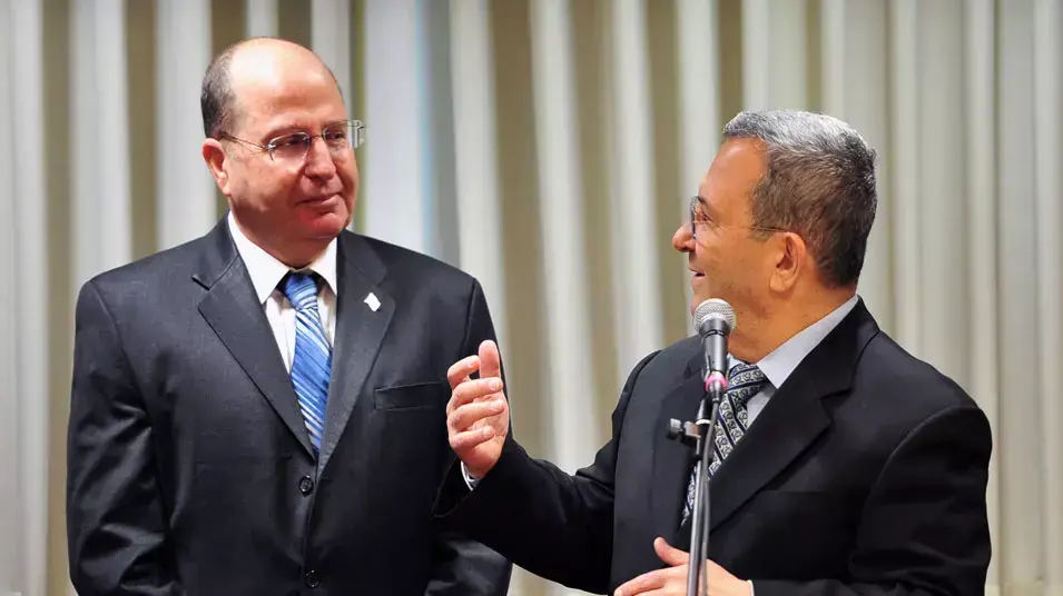 שר הביטחון היוצא, אהוד ברק, ושר הביטחון הנכנס, משה (בוגי) יעלון, מהרמת כוסית בקריה, ת"א, מרץ 2013 שר הביטחון היוצא, אהוד ברק, ושר הביטחון הנכנס, משה (בוגי) יעלון, מהרמת כוסית בקריה, ת"א, מרץ 2013