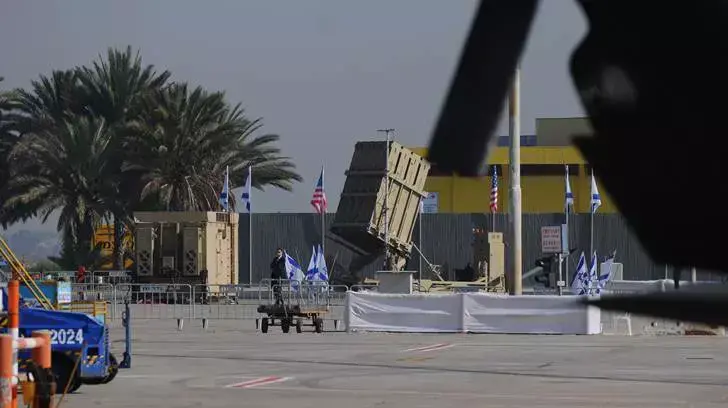 כיפת ברזל הוצבה בנתב"ג לכבוד הגעת ברק אובמה, מרץ 2013 כיפת ברזל הוצבה בנתב"ג לכבוד הגעת ברק אובמה, מרץ 2013