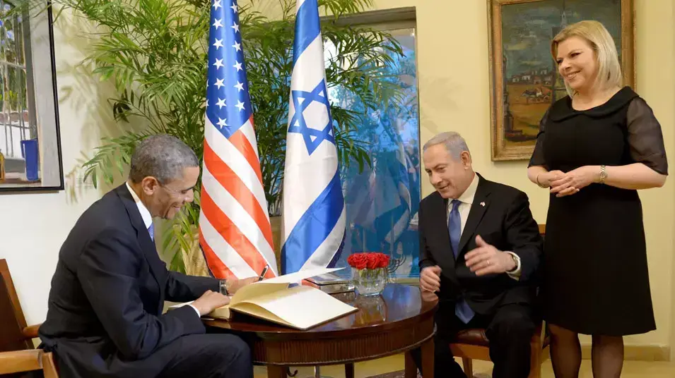 ראש הממשלה בנימין נתניהו ורעייתו שרה מקבלים את פני נשיא ארצות הברית ברק אובמה בבית ראש הממשלה בירושלים, מרץ 2013 ראש הממשלה בנימין נתניהו ורעייתו שרה מקבלים את פני נשיא ארצות הברית ברק אובמה בבית ראש הממשלה בירושלים, מרץ 2013