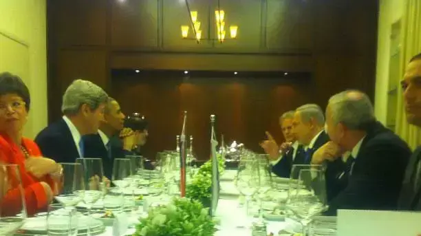 נשיא ארצות הברית ברק אובמה ושר ההגנה האמריקאי ג'ון קרי בסעודה בבית ראש הממשלה עם בנימין נתניהו, 20 במרץ 2013 נשיא ארצות הברית ברק אובמה ושר ההגנה האמריקאי ג'ון קרי בסעודה בבית ראש הממשלה עם בנימין נתניהו, 20 במרץ 2013