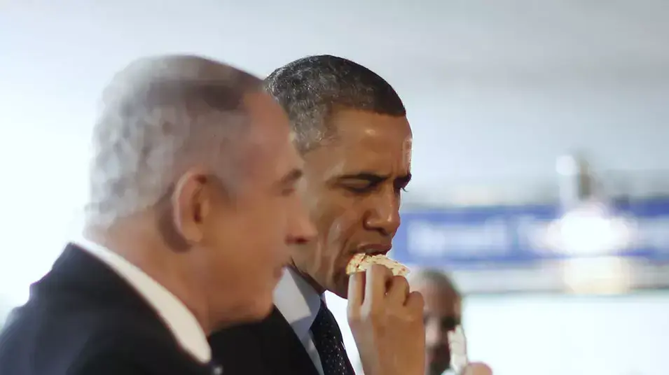 נשיא ארה"ב ברק אובמה וראש הממשלה בנימין נתניהו נוגסים במצה שקיבלו מידי רובוט בתערוכה במוזיאון ישראל, מרץ 2013 נשיא ארה"ב ברק אובמה וראש הממשלה בנימין נתניהו נוגסים במצה שקיבלו מידי רובוט בתערוכה במוזיאון ישראל, מרץ 2013