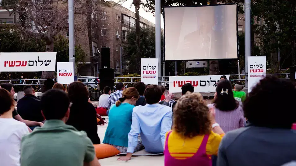 צופים בנאום אובמה בכיכר רבין, מרץ 2013
