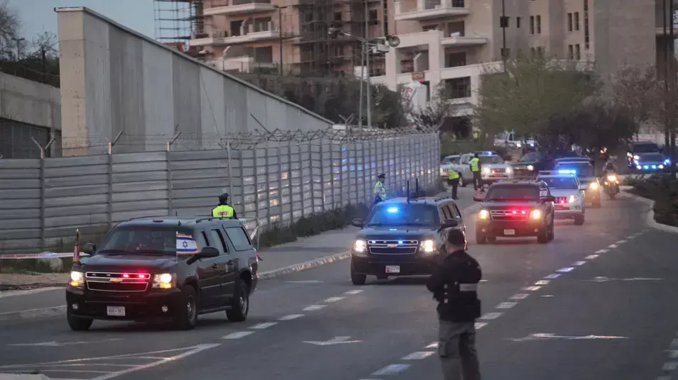 שיירת נשיא ארצות הברית ברק אובמה ביציאתה מבנייני האומה, מרץ 2013 שיירת נשיא ארצות הברית ברק אובמה ביציאתה מבנייני האומה, מרץ 2013
