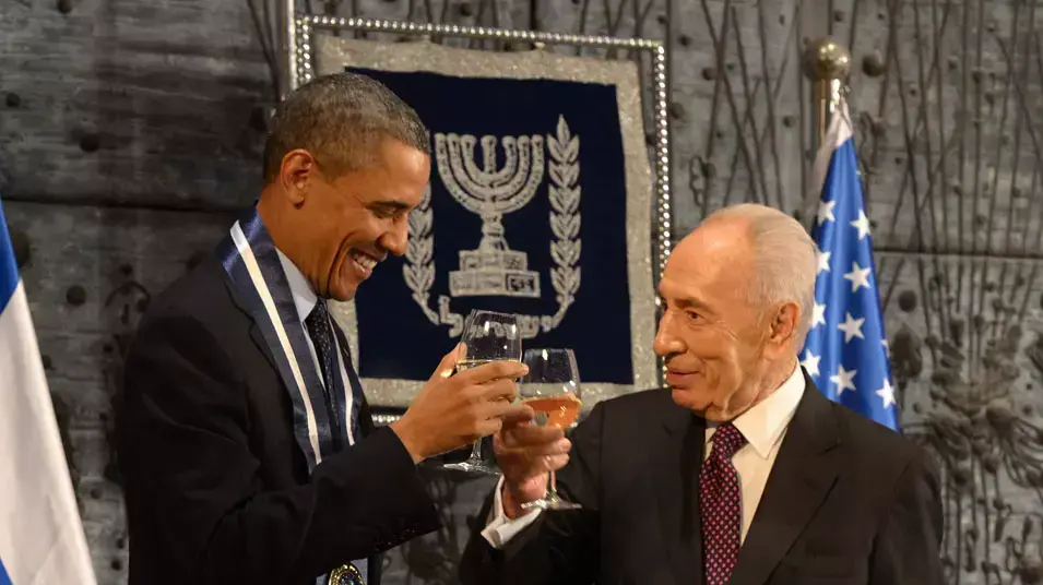 נשיא המדינה שמעון פרס מעניק את המדליה הנשיאותית לנשיא ארה"ב ברק אובמה בבית הנשיא בירושלים