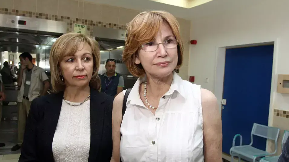 שרת הבריאות יעל גרמן הגיעה לבית החולים בנהריה לבקר את ראש עירית עכו שמעון לנקרי, מרץ 2013