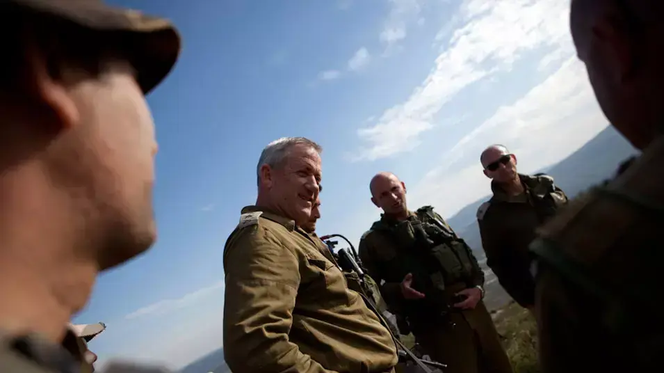 ינון מגל ואמיר בוחבוט בראיון עם הרמטכ"ל בני גנץ רמת הגולן, מרץ 2013 ינון מגל ואמיר בוחבוט בראיון עם הרמטכ"ל בני גנץ רמת הגולן, מרץ 2013