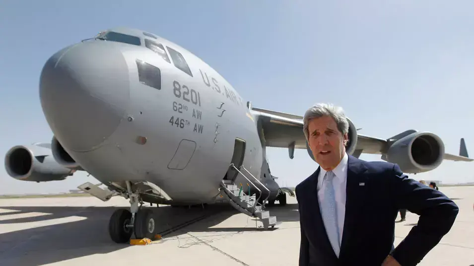 שר החוץ של ארה"ב ג'ון קרי. בגדד, עירק, מרץ 2013 שר החוץ של ארה"ב ג'ון קרי. בגדד, עירק, מרץ 2013