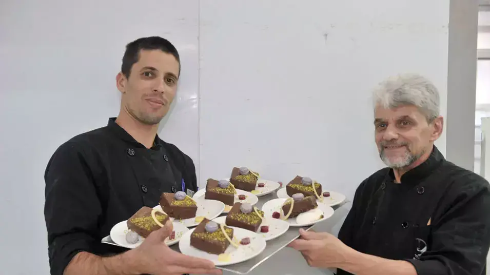 מלון גנוסר מתכונן ל-25 סדרי פסח, מרץ 2013 מלון גנוסר מתכונן ל-25 סדרי פסח, מרץ 2013