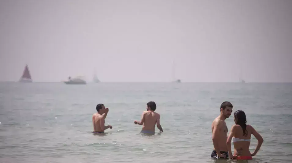 מתרחצים בחוף הרצליה דרום, 26 במרץ 2013 מתרחצים בחוף הרצליה דרום, 26 במרץ 2013
