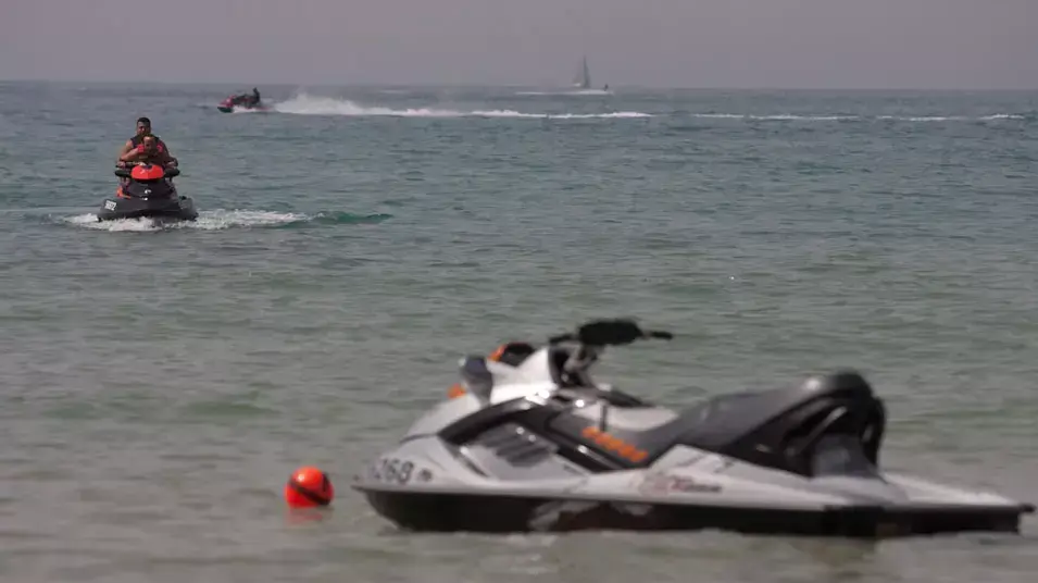מתרחצים בחוף הרצליה דרום, 26 במרץ 2013