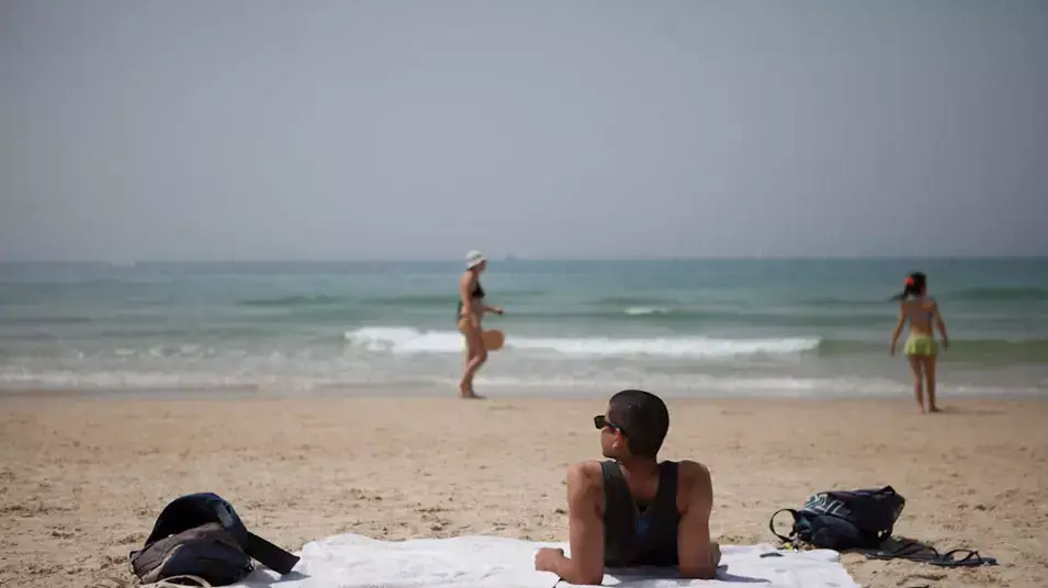 מתרחצים בחוף הרצליה דרום, 26 במרץ 2013 מתרחצים בחוף הרצליה דרום, 26 במרץ 2013