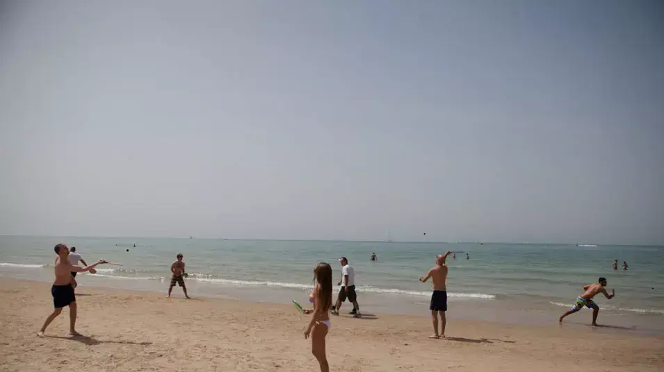 מתרחצים בחוף הרצליה דרום, 26 במרץ 2013 מתרחצים בחוף הרצליה דרום, 26 במרץ 2013