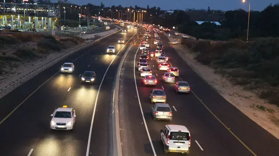 עומסי תנועה במחלף ינאי שבכביש החוף לאחר הפסח