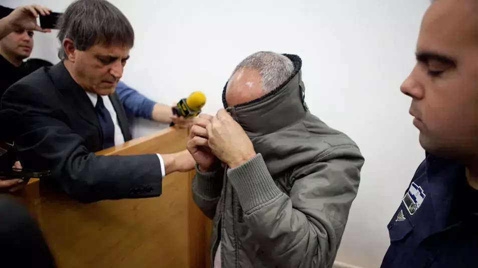 החשוד ברצח אשתו בפתח תקווה עם עורך דינו אבי חימי, מרץ 2013