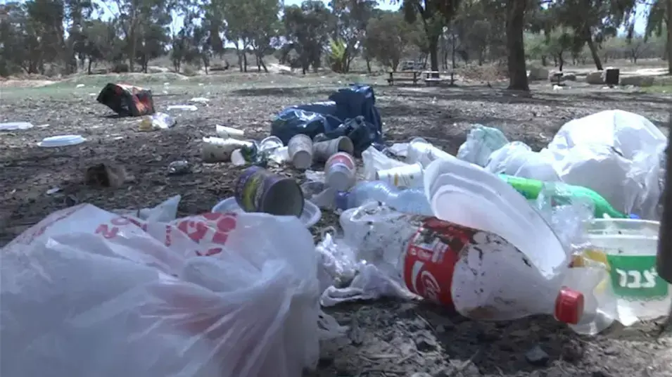 מטיילים משאירים אחריהם זבל בפארק אופקים מטיילים משאירים אחריהם זבל בפארק אופקים