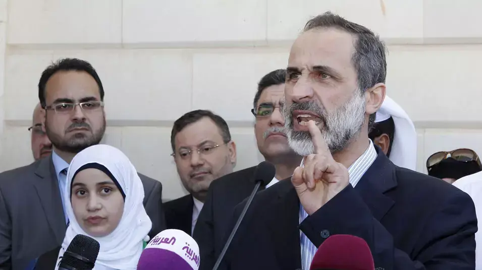 מנהיג האופוזיציה הסורית מואז אל-חטיב נואם בפתיחת השגרירות בדוחא, מרץ 2013 מנהיג האופוזיציה הסורית מואז אל-חטיב נואם בפתיחת השגרירות בדוחא, מרץ 2013