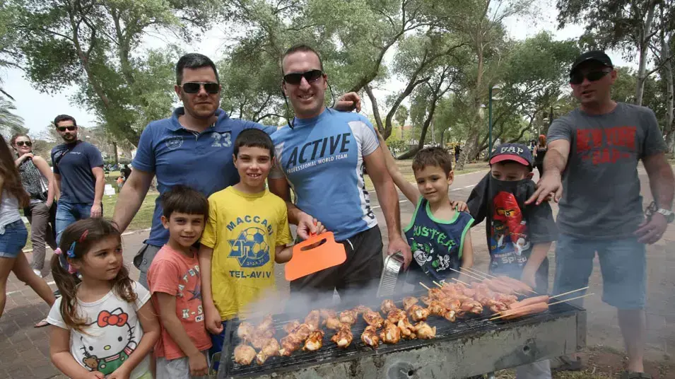 מטיילים בפסח בפארק הירקון ובחוף הים בתל אביב מטיילים בפסח בפארק הירקון ובחוף הים בתל אביב