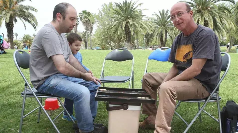 מטיילים בפסח בפארק הירקון ובחוף הים בתל אביב מטיילים בפסח בפארק הירקון ובחוף הים בתל אביב