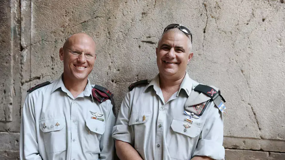 ראש המנהל האזרחי תת אלוף מוטי אלמוז, ואלוף פיקוד מרכז ניצן אלון