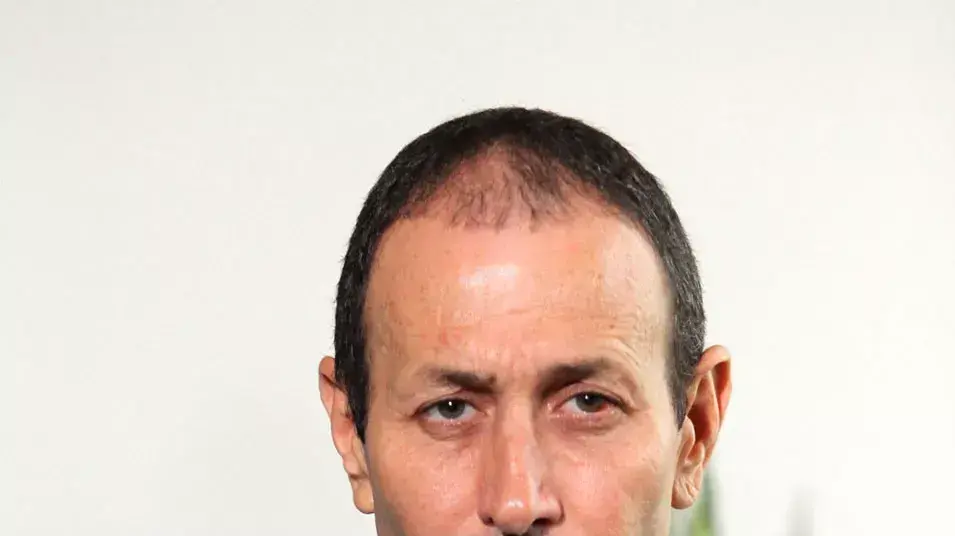 ראש עיריית עכו שמעון לנקרי מדבר עם עיתונאים לאחר ששוחרר מבית החולים אליו הובהל לאחר שניסו להתנקש בחייו