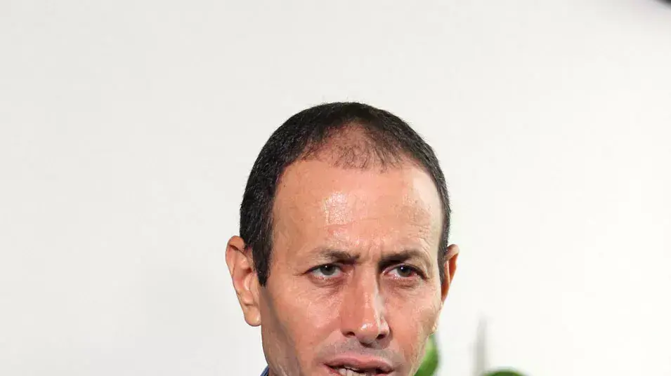 ראש עיריית עכו שמעון לנקרי מדבר עם עיתונאים לאחר ששוחרר מבית החולים אליו הובהל לאחר שניסו להתנקש בחייו ראש עיריית עכו שמעון לנקרי מדבר עם עיתונאים לאחר ששוחרר מבית החולים אליו הובהל לאחר שניסו להתנקש בחייו