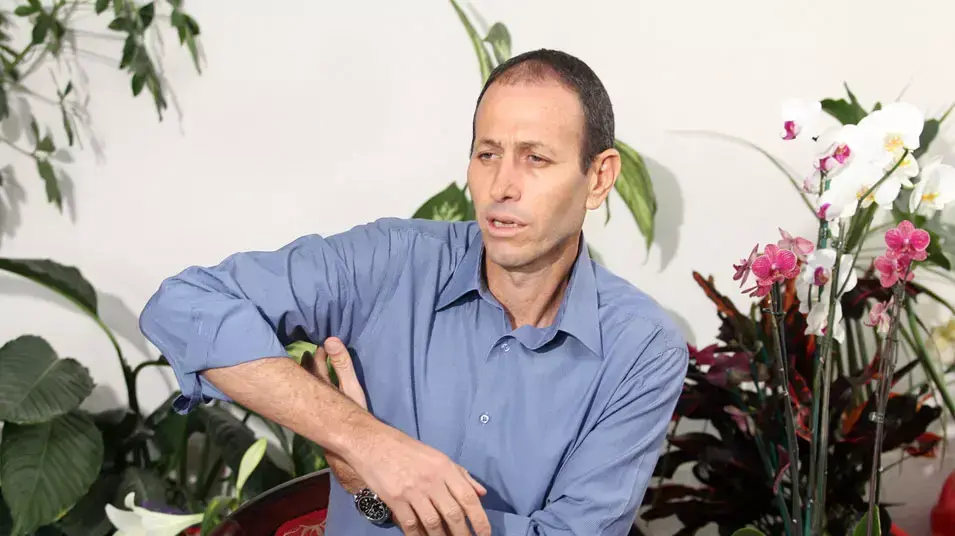 ראש עיריית עכו שמעון לנקרי מדבר עם עיתונאים לאחר ששוחרר מבית החולים אליו הובהל לאחר שניסו להתנקש בחייו