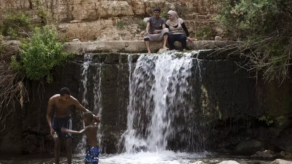 מטיילים במעעין פרת ליד ירושלים, אפריל 2013 מטיילים במעעין פרת ליד ירושלים, אפריל 2013