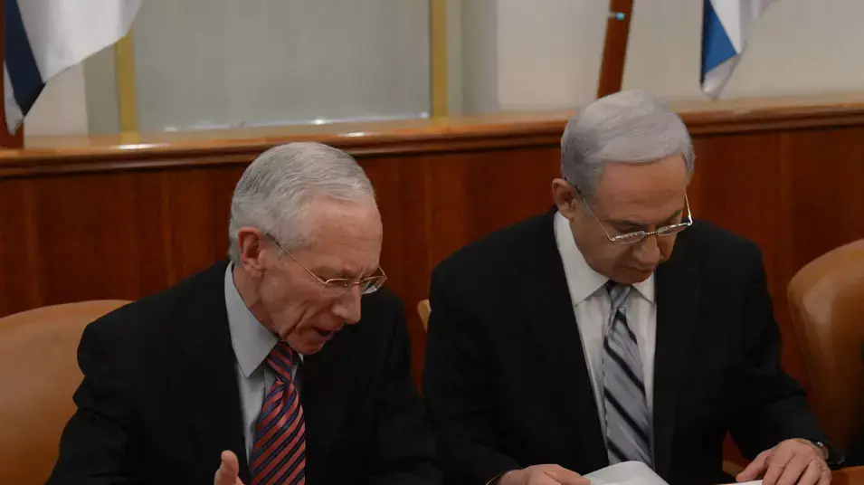 נגיד בנק ישראל סטנלי פישר מגיש את דו"ח בנק ישראל לשנת 2012 לראש הממשלה בנימין נתניהו. נגיד בנק ישראל סטנלי פישר מגיש את דו"ח בנק ישראל לשנת 2012 לראש הממשלה בנימין נתניהו.