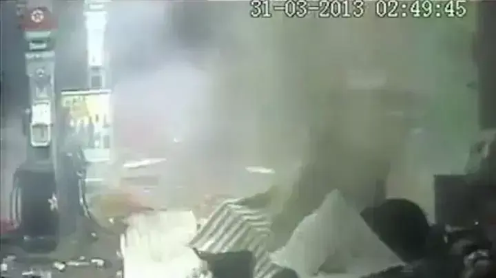 מול המצלמה: גנבים פוצצו כספומט בתחנת דלק