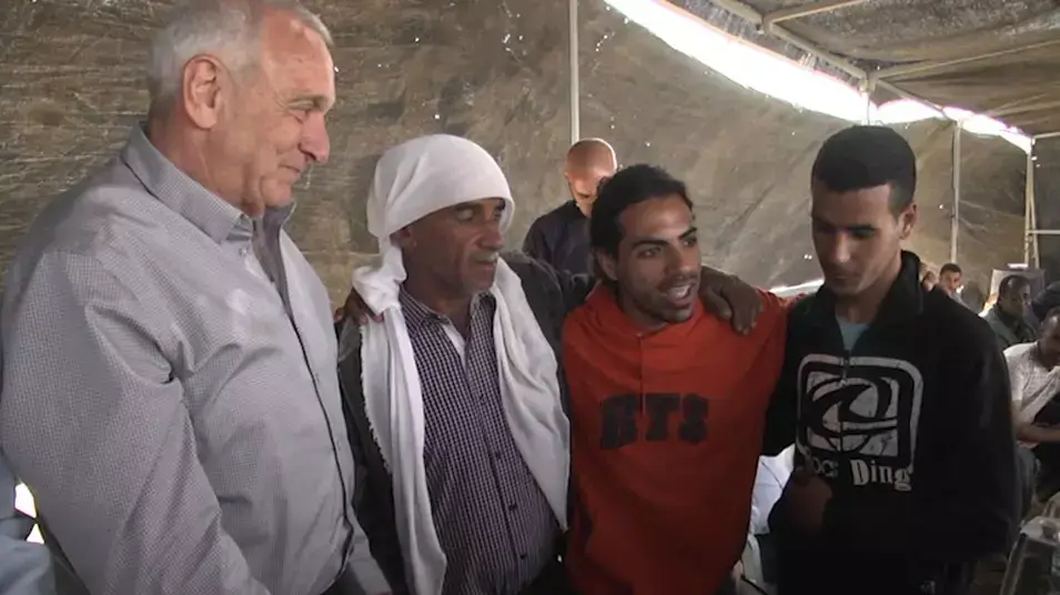 האחים שניצלו מטביעה פוגשים את הצעיר שהציל אותם