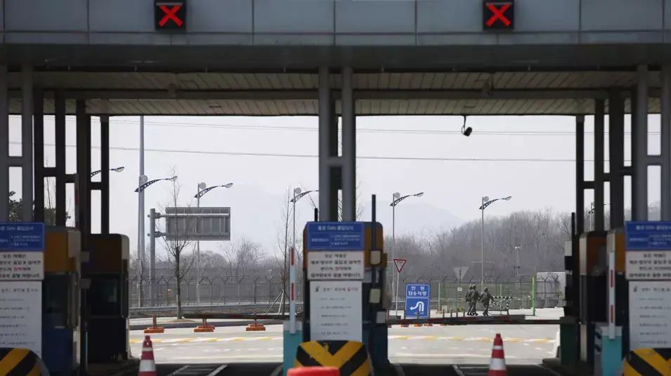שער חסום בפארק התעשיה קאסונג, בגבול בין צפון קוריאה לדרום קוריאה שער חסום בפארק התעשיה קאסונג, בגבול בין צפון קוריאה לדרום קוריאה