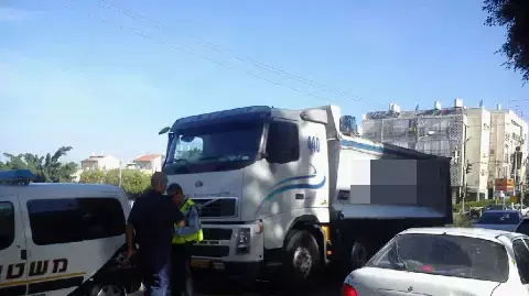 המשאית החשודה בתאונת הפגע וברח בהרצליה, מרץ 2013 המשאית החשודה בתאונת הפגע וברח בהרצליה, מרץ 2013