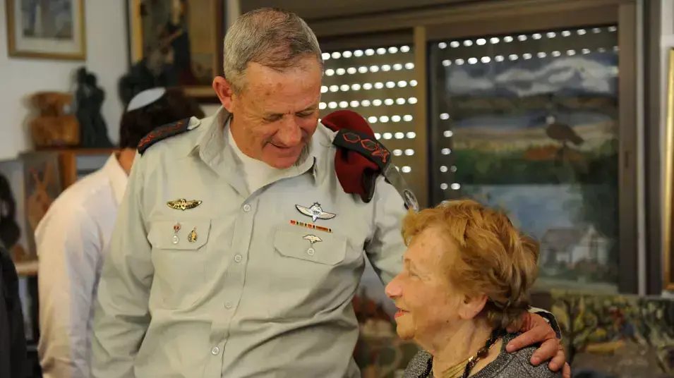 הרמטכ"ל בני גנץ עם ניצולת השואה אסתר פרידמן במסגרת פרויקט "פרח לניצול", אפריל 2013
