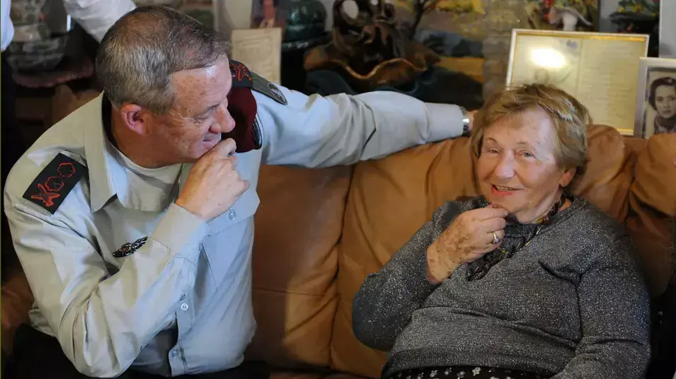 הרמטכ"ל בני גנץ עם ניצולת השואה אסתר פרידמן במסגרת פרויקט "פרח לניצול", אפריל 2013 הרמטכ"ל בני גנץ עם ניצולת השואה אסתר פרידמן במסגרת פרויקט "פרח לניצול", אפריל 2013