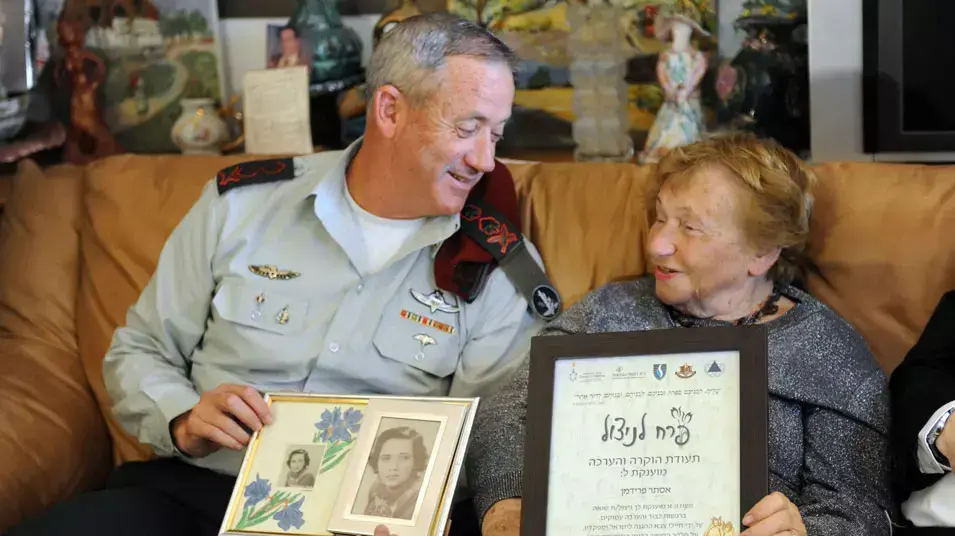 הרמטכ"ל בני גנץ עם ניצולת השואה אסתר פרידמן במסגרת פרויקט "פרח לניצול", אפריל 2013 הרמטכ"ל בני גנץ עם ניצולת השואה אסתר פרידמן במסגרת פרויקט "פרח לניצול", אפריל 2013