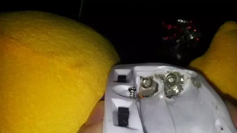 תושבת הסוללות המותכת של "בובת לולי" שנקנתה בטויז אר אס תושבת הסוללות המותכת של "בובת לולי" שנקנתה בטויז אר אס