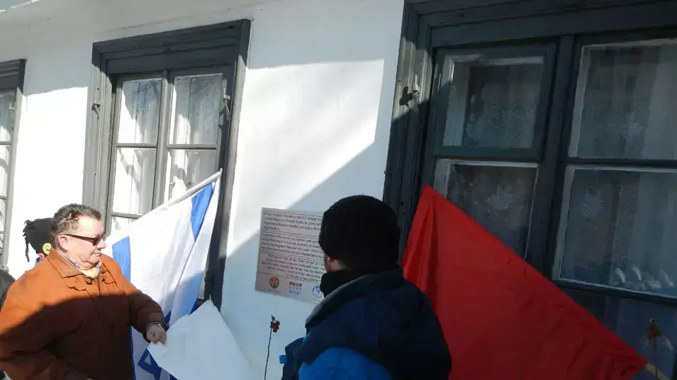 חברי משלחת הנוער העובד והלומד חונכים שלט בקיבוץ ההכשרה צ'רניאקוב שבוורשה, פולין, מרץ 2013 חברי משלחת הנוער העובד והלומד חונכים שלט בקיבוץ ההכשרה צ'רניאקוב שבוורשה, פולין, מרץ 2013