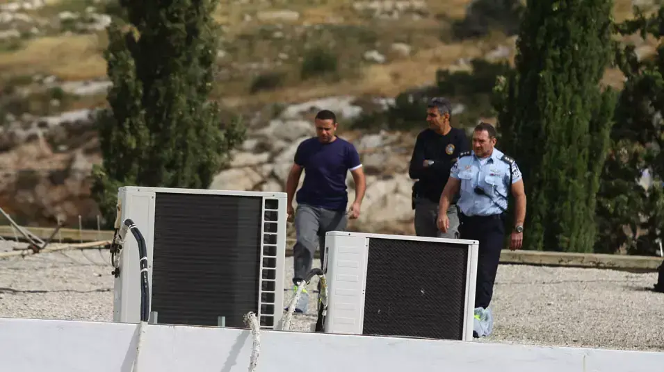 שוטרים בבית הספר באלפי מנשה בו נפל על פי החשד נער בן 14 מגובה של כעשרה מטרים אל מותו, 5 באפריל 2013 שוטרים בבית הספר באלפי מנשה בו נפל על פי החשד נער בן 14 מגובה של כעשרה מטרים אל מותו, 5 באפריל 2013