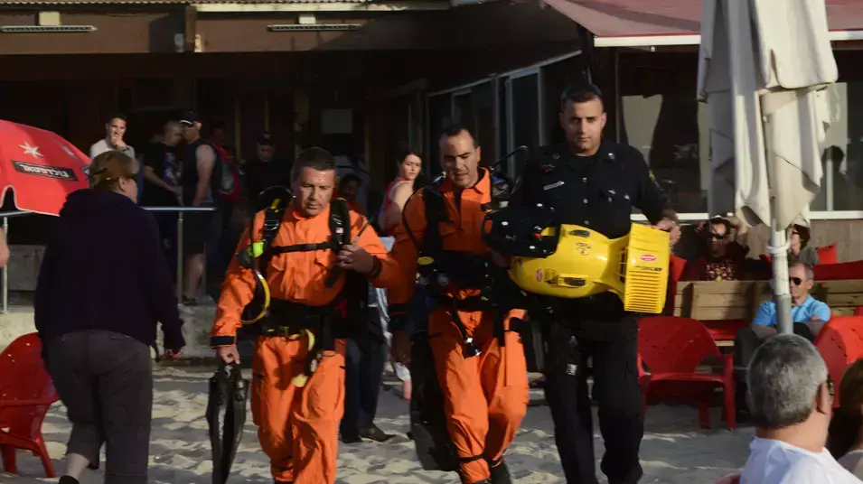 חיפושים אחר טובע בחוף בוגרשוב בתל אביב חיפושים אחר טובע בחוף בוגרשוב בתל אביב