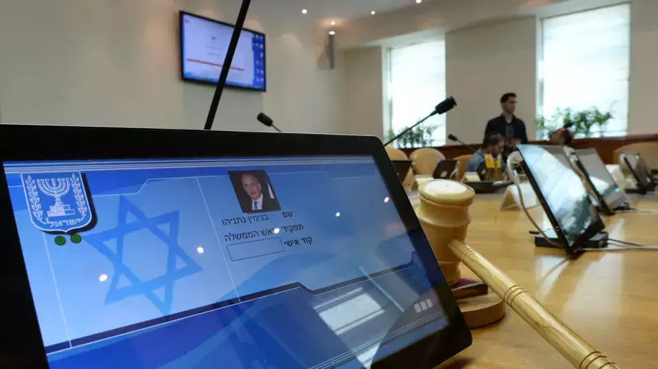 שולחן הממשלה הפך לשולחן חכם עם טאבלטים שולחן הממשלה הפך לשולחן חכם עם טאבלטים
