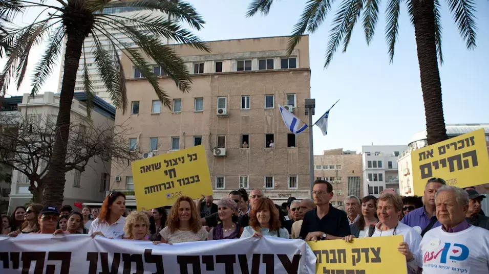 צעדת ניצולי השואה בשדרות רוטשילד, אפריל 2013 צעדת ניצולי השואה בשדרות רוטשילד, אפריל 2013